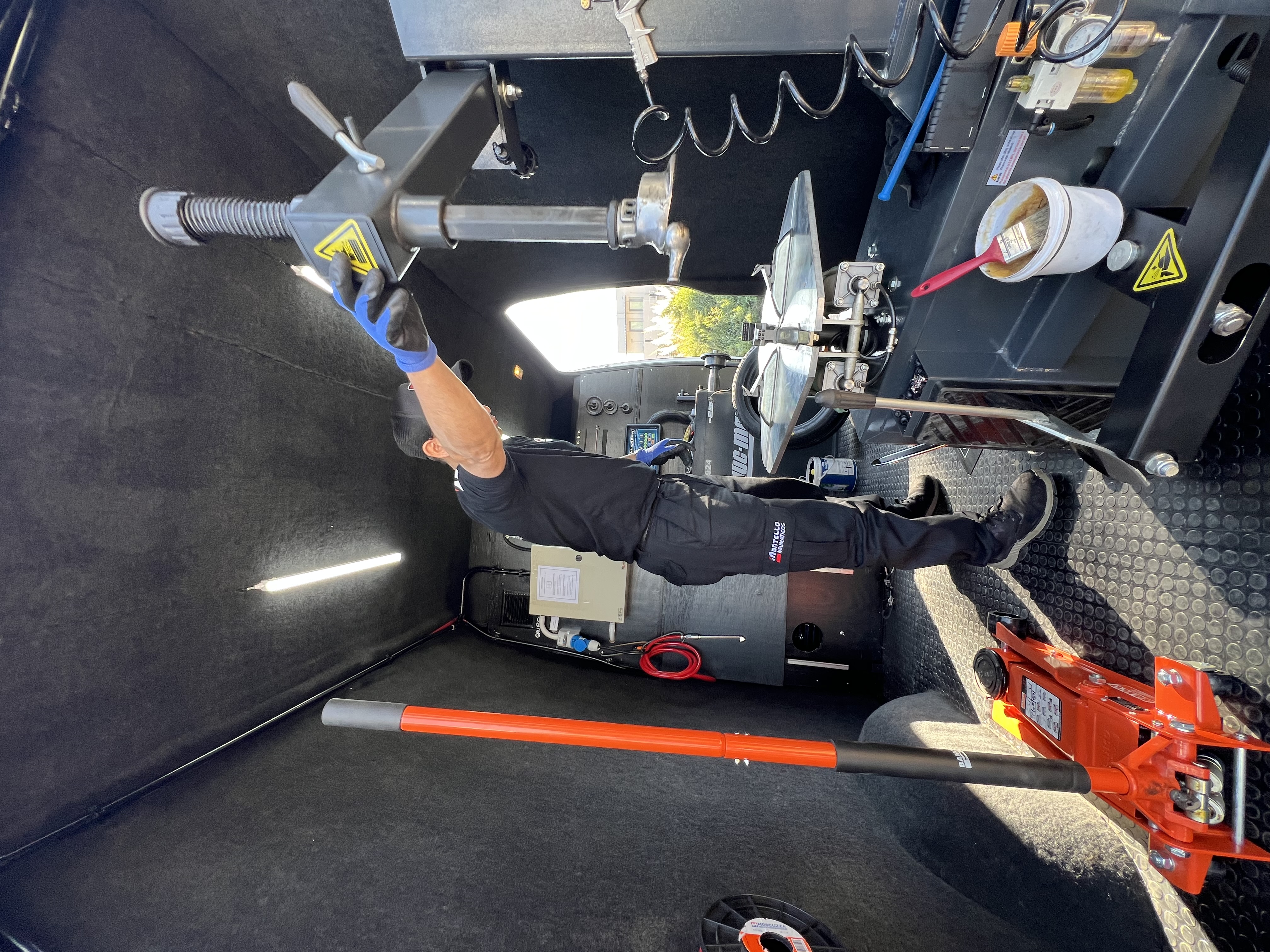 Técnico profesional de Mantello realizando instalación de neumático con equipamiento especializado móvil